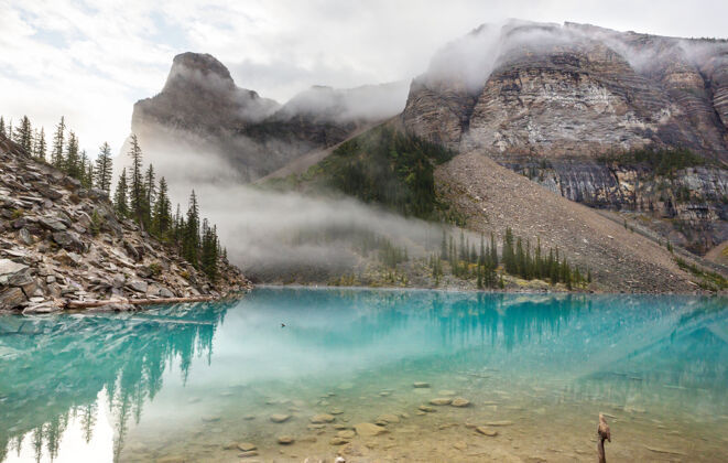 公园加拿大班夫国家公园冰碛湖美丽的绿松石色湖水 上面有白雪覆盖的山峰翡翠水宁静