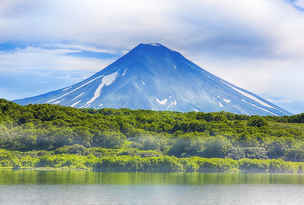 伏尔坎堪察加半岛的火山景观蓝色倒影自然