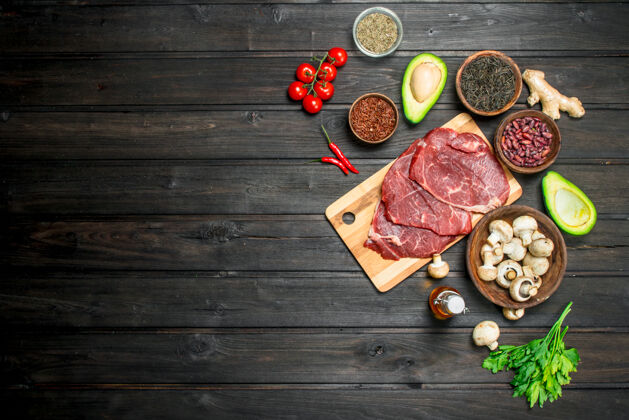 选择健康的食品.生的牛肉配各种有机食品和香料分类豆类绿色