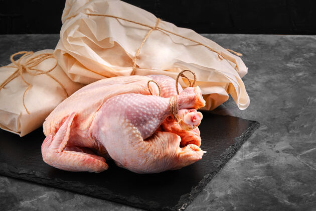 食物新鲜鸡肉尸体上的灰色背景鲜肉复制空间照片杂货店深色背景新鲜烹饪餐桌