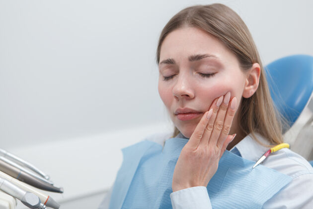 牙医正在诊所等待牙科治疗的牙痛年轻女子口腔科病人治疗