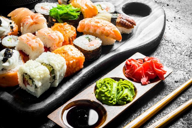 传统一套不同种类的寿司卷 配三文鱼 虾和蔬菜三文鱼金枪鱼大米