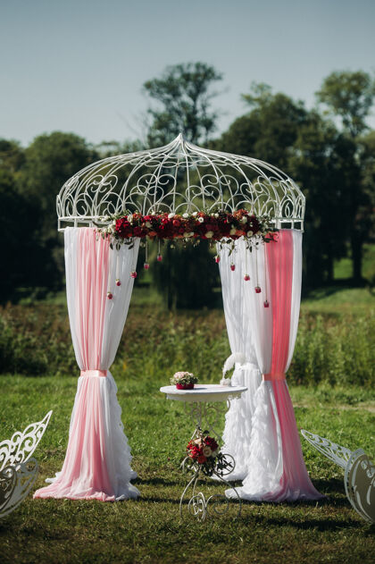 招待会绿色街道上的婚礼草坪装饰用鲜花装饰拱门以庆祝仪式绿色仪式乡村