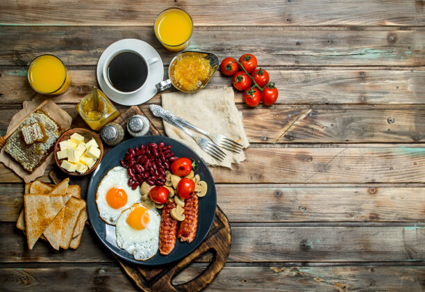 香肠传统英语早餐小吃用新鲜的咖啡.on木制背景切片果汁盘子