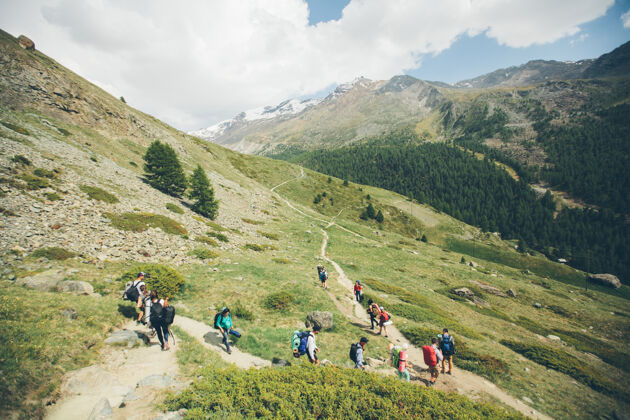 徒步旅行泽马特 瑞士-2017年6月21日：瑞士泽马特市的马特洪山 白雪蓝天瑞士人你在爬山向上人冒险