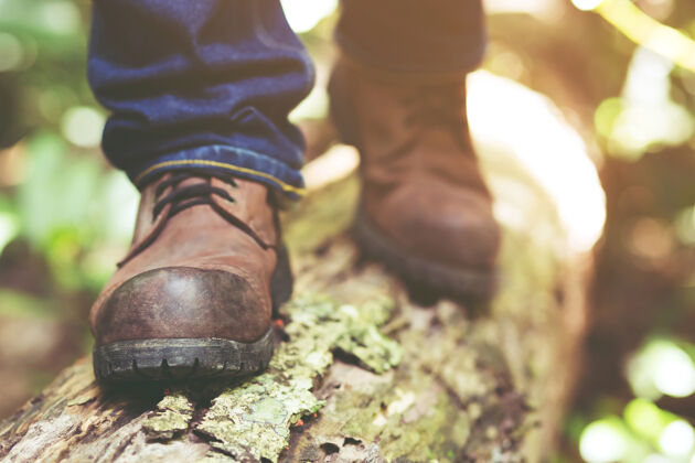森林穿着运动鞋在山上或森林里徒步旅行乡村健康户外