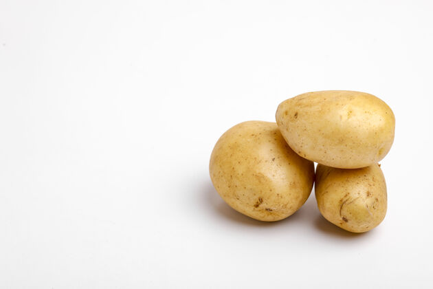 收获土豆是孤立的马铃薯农业自然