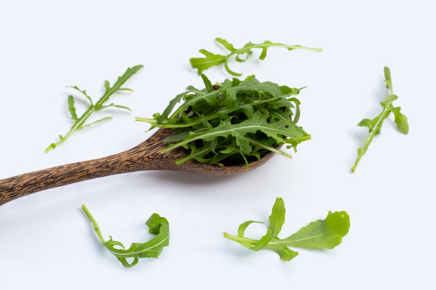 火箭白色表面的新鲜绿色火箭沙拉食物蔬菜美味