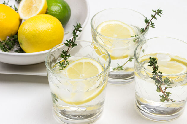 柠檬玻璃杯里的柠檬饮料自制肉桂玻璃