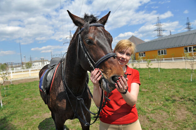 温柔美丽的女人和她最喜欢的马在牧场上浪漫动物年轻