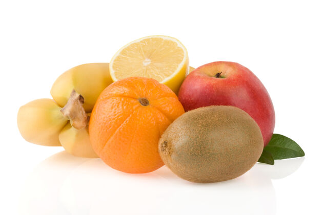 果汁新鲜健康的热带水果隔离在白色柑橘橘子叶
