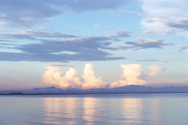 风景美丽的海景日落构成了大自然的海洋黄昏假期假日概念壁纸.sky云背景场景海景黎明