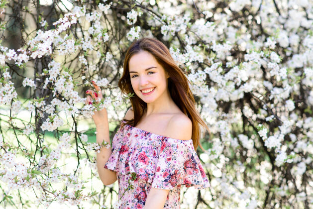 微笑美丽的红发白衣少女画像 春花盛开开花公园魅力
