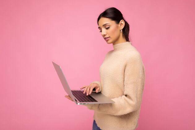 工作侧剖面照片迷人的年轻女子手持笔记本电脑隔墙在线笔记本电脑应用程序