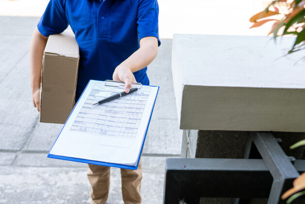 网上购物快递员托运或持纸板包裹送货包装地址购买