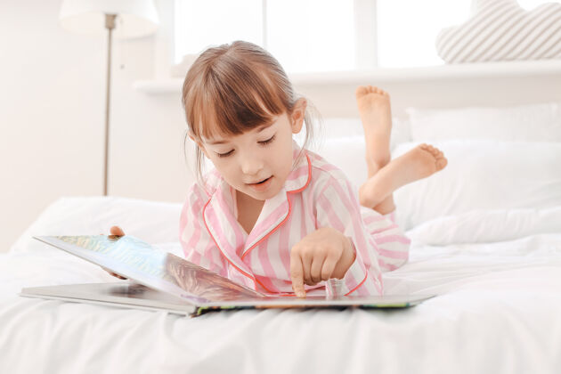 肖像可爱的小女孩在家读睡前故事可爱谎言第一