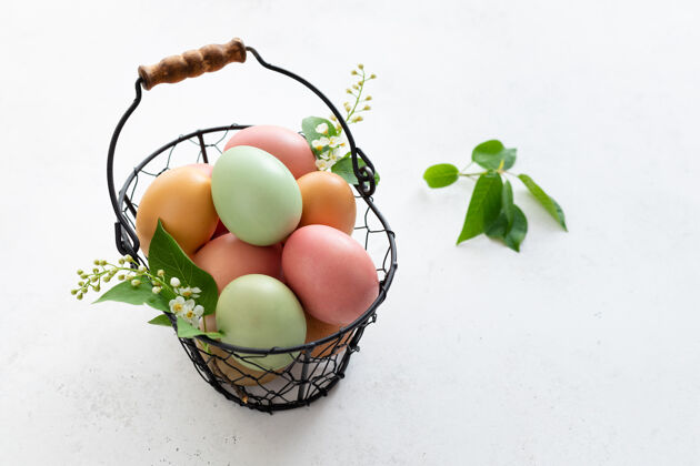 染色复活节彩篮鸡蛋天然的用香料和香草做的蛋染料礼物植物有机