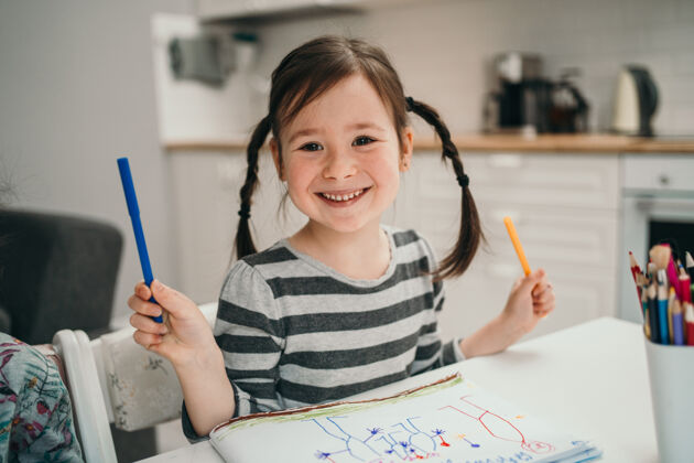 可爱小女孩在家画画家女孩留着两根辫子在家学习在线天才女孩在画画休闲天赋快乐