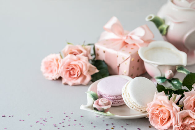 生日一杯咖啡 做蛋糕的意大利面 盒子里的礼物和灰色表面上的粉红玫瑰周年纪念装饰食物