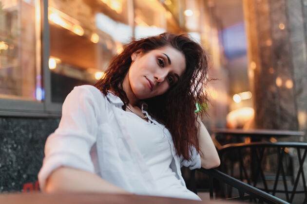 头发夏天坐在露台上的女人晚上高中高质量的照片一个人城市通讯