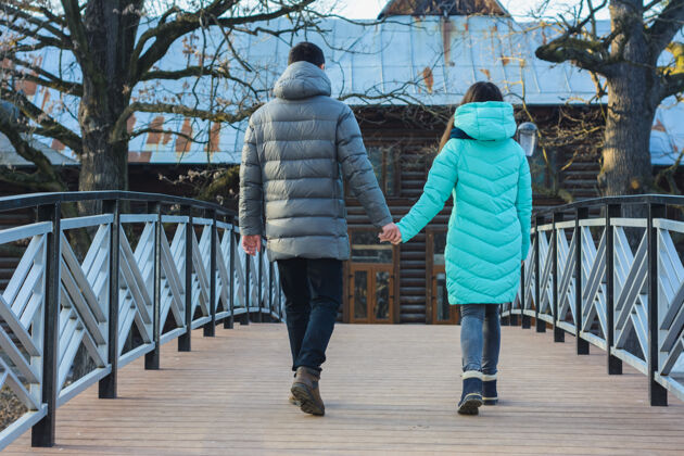 都市情人节快乐的小情侣在冬季公园玩得开心木头青春下雪