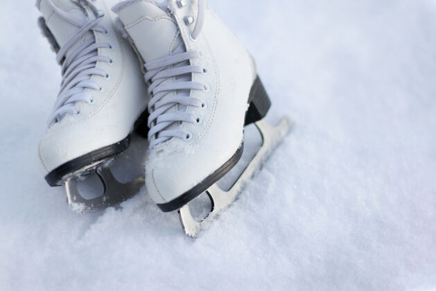 皮革特写的花样滑冰在一个冰冰冬天和家人一起参加户外溜冰活动溜冰匿名特写