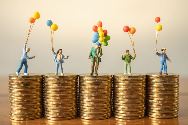 收入金钱与家庭概念组小朋友和卖气球的人站在木桌上的一堆金币上玩耍市场家庭银行