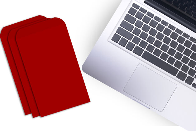 单位笔记本电脑和一堆红包被隔离在白墙上礼品信封快乐