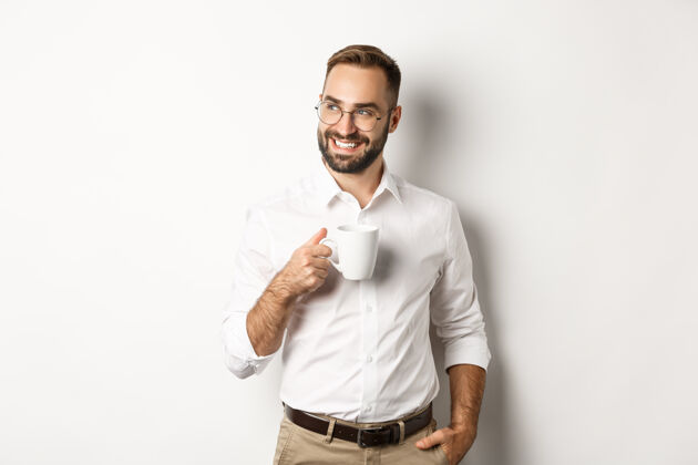 Success成功的商人喝着咖啡 满脸满意的微笑 站在白色的背景上Model肖像Man