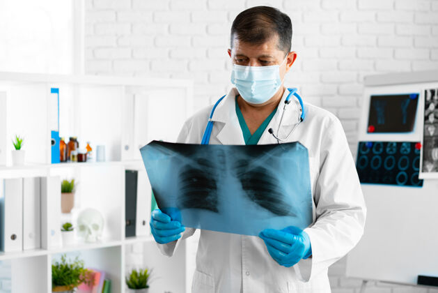 男性医生在医院办公室检查肺部x光扫描特写肺部放射男人
