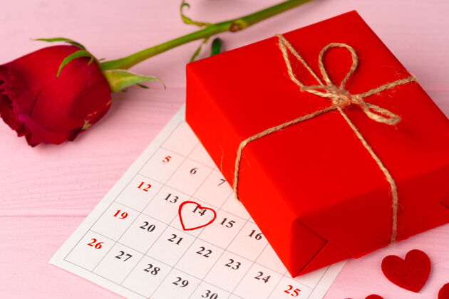 爱情人节礼物和木桌上的玫瑰特写浪漫桌子玫瑰