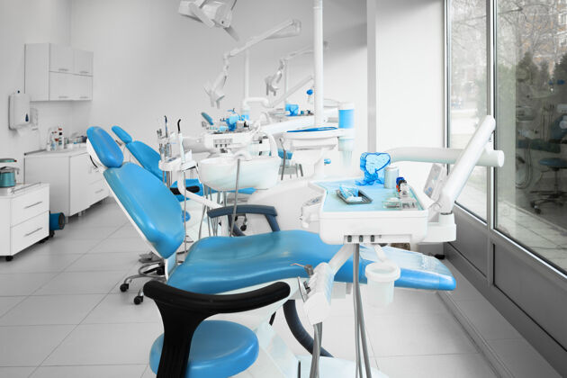 治疗现代牙科诊所的内部配备全新的牙科椅现代水龙头健康