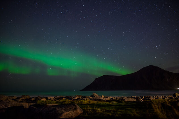 海滩斯卡桑登海滩夜间景观与北极光 在罗弗顿 挪威海岸旅游旅游