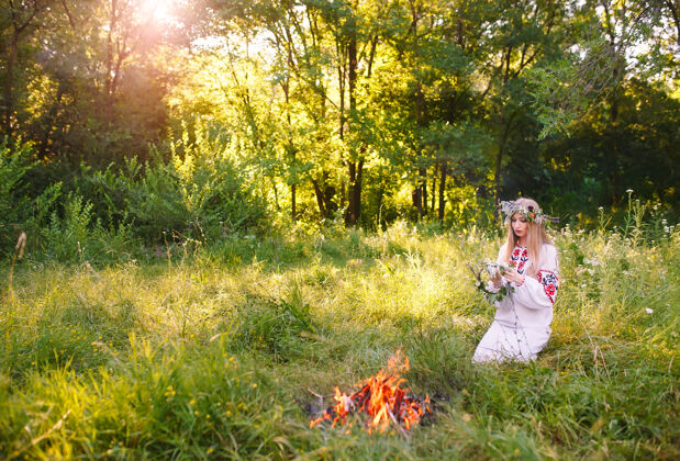 植物仲夏女人在火边编花圈装饰生活方式斯拉夫