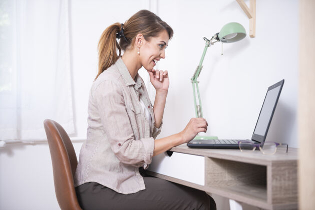 计算机现代年轻女子在家远程工作成人技术商务