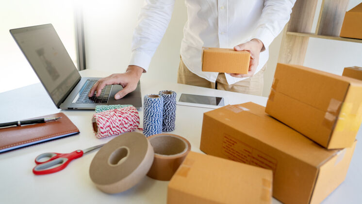 纸板送货企业中小型企业（SME）工人包装箱发送房屋货运