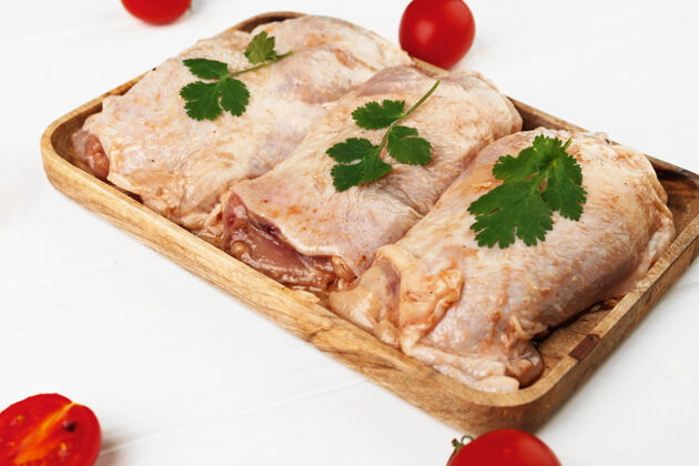 健康木板上的生腌鸡胸肉烹饪板配料
