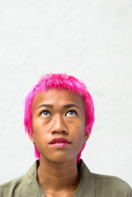灵感年轻叛逆的亚洲女人的肖像 粉色的头发映衬着白色的空间风格女士古怪