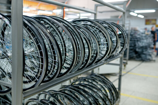 工厂架子上一排新的铝制自行车轮子 没人自行车工厂零件库 机库轮胎 装配线 轮毂轮圈轮胎工作铝