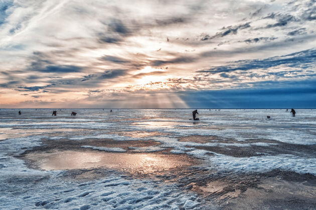 自然在寒冷的冬日早晨 渔民们在日出时钓鱼天空钓鱼活动