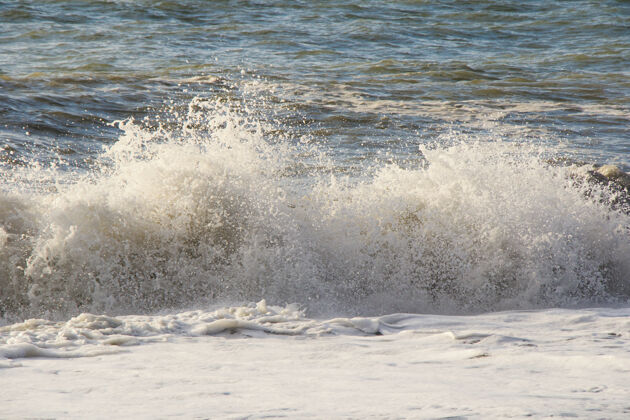 自然大海和海浪 暴风雨的天气 海浪和飞溅在巴统危险海景海岸