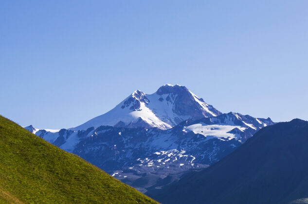 徒步旅行令人惊叹和美丽的山脉景观 雪 峰和山环境天空花