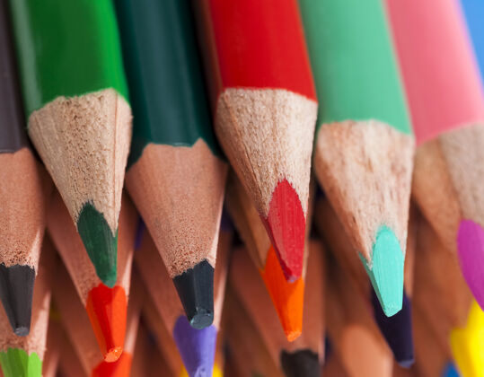 纸普通的彩色木铅笔 不同颜色的软铅笔芯 用于绘画和创作木头生动创造性
