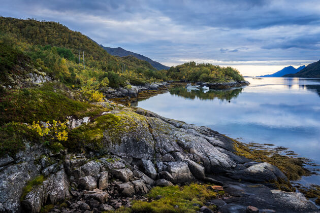 海洋挪威罗丁根 挪威海和山的景观水山风景
