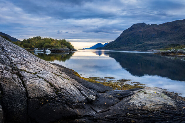 水挪威罗丁根 挪威海和山的景观风景山自然
