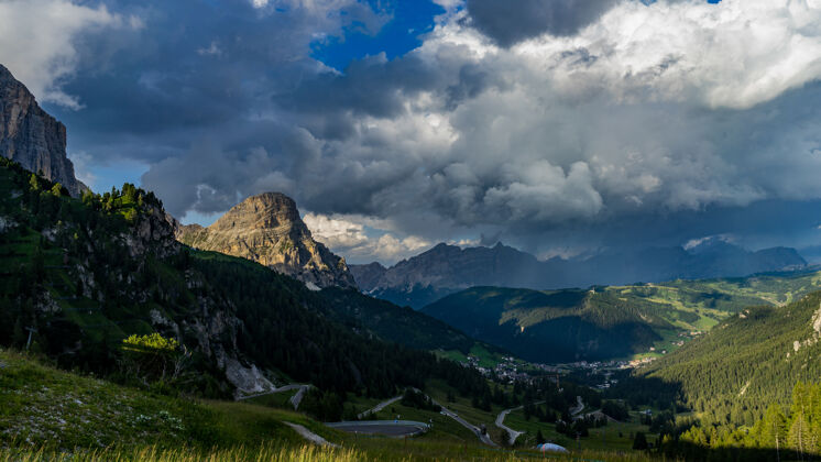 阿尔卑斯山白云石山脉戏剧性的景观 意大利风景山户外