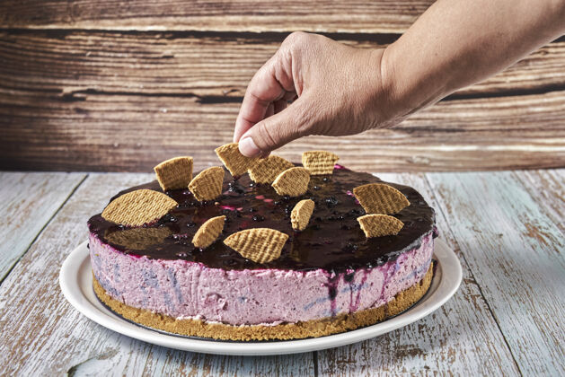 烘焙一个女人用饼干装饰森林水果慕斯蛋糕食品饼干糕点