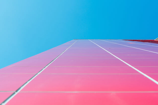 形状底面全景和透视图 以钢蓝色玻璃高层建筑摩天大楼 商业概念的成功工业建筑城市玻璃大都市