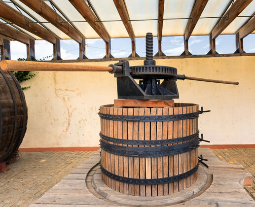 葡萄收获乌克兰敖德萨沙博中心一家酿酒厂的古老木制葡萄酒压榨机设备葡萄酒压榨