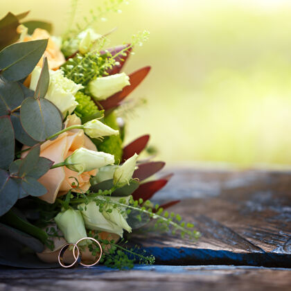 仪式婚礼上 新娘的花束上戴着金戒指手新娘婚礼